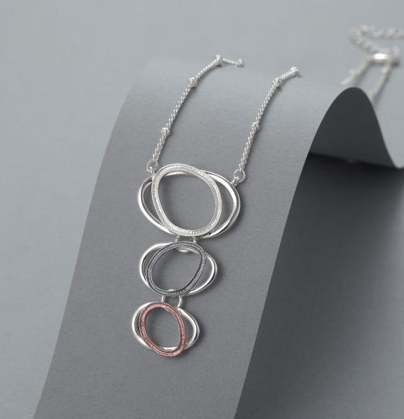 3descnding-linked-rings-pendant-short-necklace-silver
