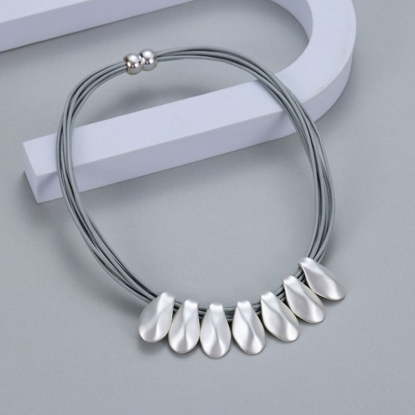 7shell-shaped-discs-on-magnetic-corded-necklace-silver