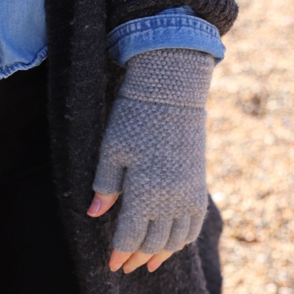 ladies-knitted-fingerless-gloves-dark-grey
