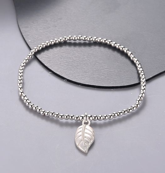 leaf-pendant-on-stretchy-bracelet-silver