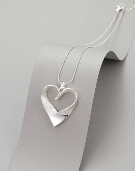 shiny-twisted-heart-pendant-short-necklace-silver