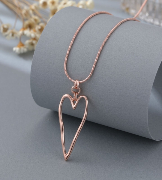 simple-pointed-heart-pendant-on-short-necklace-rose-gold