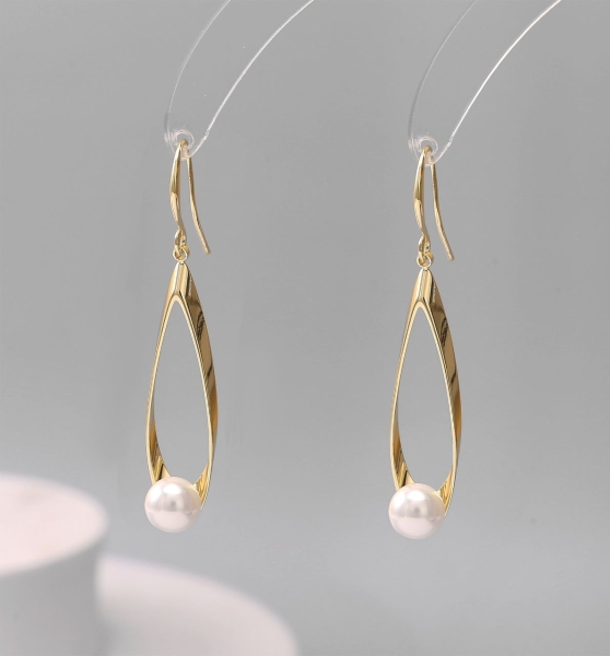 teardrop-hoop-with-pearl-dangling-earings