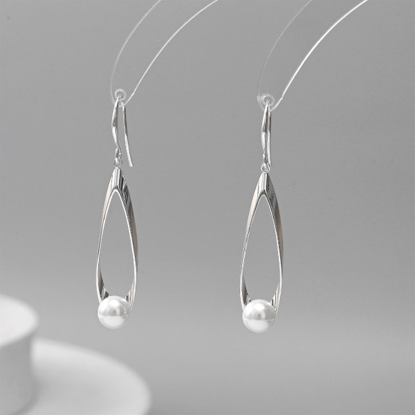 teardrop-hoop-with-pearl-dangling-earings-silver