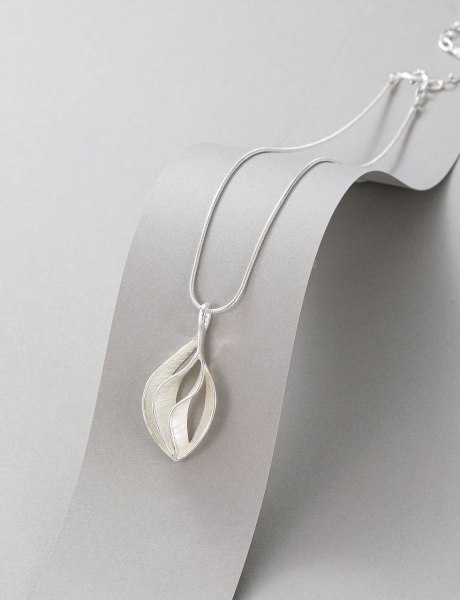 twisted-open-leaf-pendant-short-necklace-silver